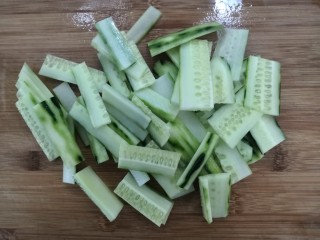 11、凉拌腐竹黄瓜,黄瓜洗干净，切成片