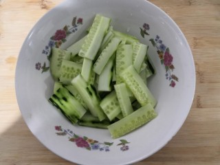 12、凉拌腐竹黄瓜,把黄瓜片，放入碗中