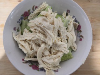 13、凉拌腐竹黄瓜,把腐竹，放入碗中