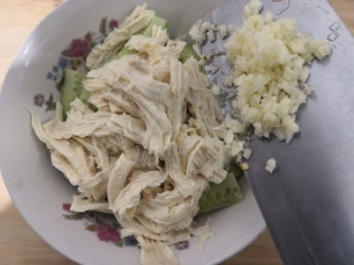 14、凉拌腐竹黄瓜,加入蒜沫