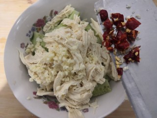 15、凉拌腐竹黄瓜,加入小米辣