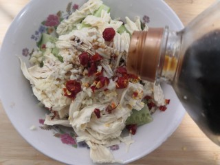 16、凉拌腐竹黄瓜,倒入生抽