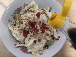 17、凉拌腐竹黄瓜,倒入醋