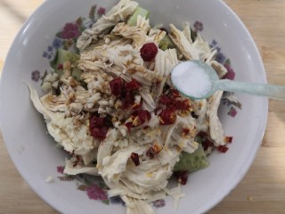 18、凉拌腐竹黄瓜,加入盐