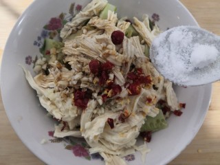 19、凉拌腐竹黄瓜,加入糖