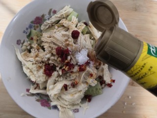 20、凉拌腐竹黄瓜,淋上麻油