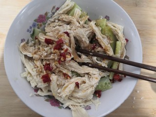 21、凉拌腐竹黄瓜,用筷子，搅拌均匀