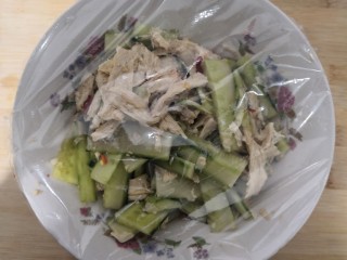 22、凉拌腐竹黄瓜,包上保鲜膜，冷藏腌制半小时