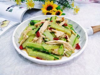 23、凉拌腐竹黄瓜,盛盘上桌