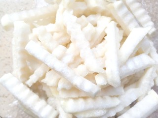 3、柠檬泡椒萝卜条,切好，撒少许盐，抓匀腌制5分钟