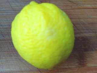 4、柠檬泡椒萝卜条,柠檬洗净，切片