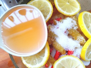 8、柠檬泡椒萝卜条,放入醋，糖，泡椒，泡椒水，小米辣，挤两片柠檬汁，在放入剩余的柠檬片。