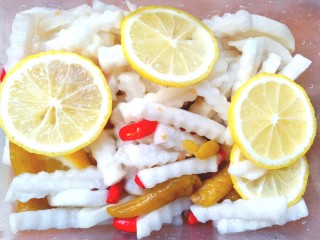 9、柠檬泡椒萝卜条,搅拌均匀，放入封闭的饭盒中盖好盖子，放冰箱冷藏腌制一天。