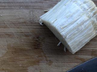 1、黄瓜凉拌金针菇,金针菇切去根部，多切去一些。