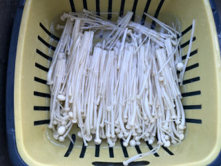 2、黄瓜凉拌金针菇,金针菇浸泡清水后洗干净。