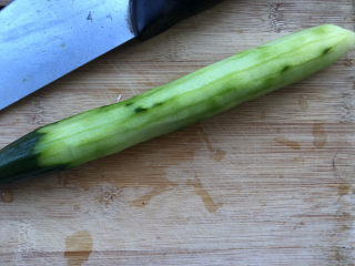 3、黄瓜凉拌金针菇,黄瓜去皮。
