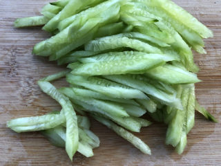 4、黄瓜凉拌金针菇,切细丝。