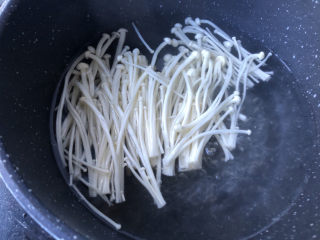 6、黄瓜凉拌金针菇,金针菇开水烫熟。
