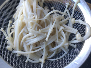 7、黄瓜凉拌金针菇,捞出沥干水分。