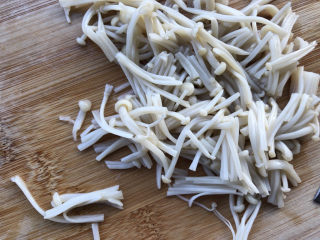 8、黄瓜凉拌金针菇,切小段。