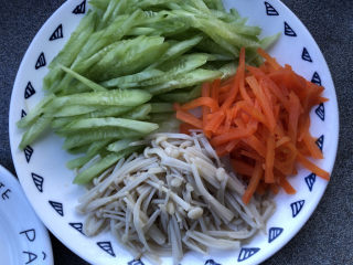 11、黄瓜凉拌金针菇,装盘。