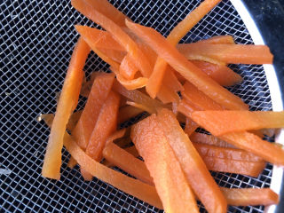 10、黄瓜凉拌金针菇,捞出沥干水分。