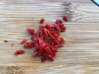 12、黄瓜凉拌金针菇,尖椒切碎。