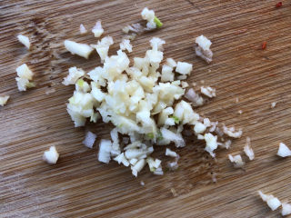 13、黄瓜凉拌金针菇,蒜瓣剁末。