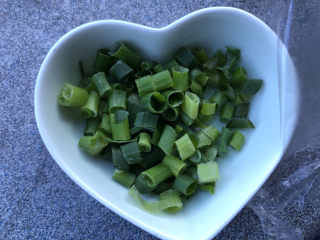 14、黄瓜凉拌金针菇,葱花切好。