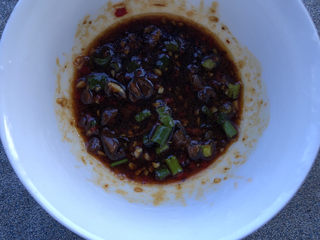 15、黄瓜凉拌金针菇,全部调料放碗中搅拌均匀。