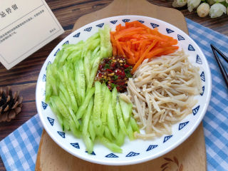 16、黄瓜凉拌金针菇,倒在盘中。