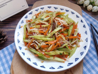 17、黄瓜凉拌金针菇,搅拌均匀即可。