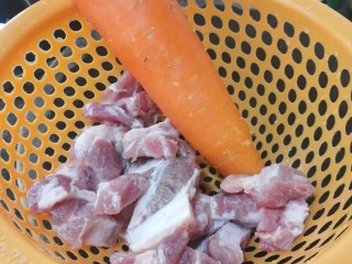 1、胡萝卜炖排骨,排骨用清水浸出血水