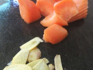 2、胡萝卜炖排骨,胡萝卜切滚刀块