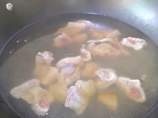 3、胡萝卜炖排骨,冷水加入排骨，焯水3分钟