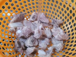 4、胡萝卜炖排骨,捞出，用清水冲洗干净