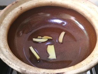 5、胡萝卜炖排骨,热锅入蛐，放入姜电