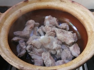 6、胡萝卜炖排骨,加入排骨