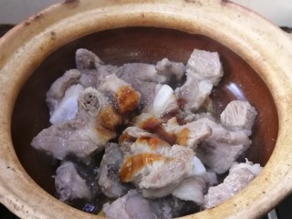 7、胡萝卜炖排骨,加入盐，料酒，蚝油，黑胡椒酱