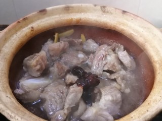 8、胡萝卜炖排骨,加入黄豆酱，拌匀
