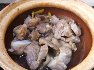 9、胡萝卜炖排骨,加入适量清水