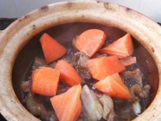 11、胡萝卜炖排骨,加入胡萝卜