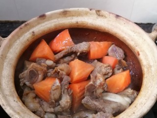 12、胡萝卜炖排骨,拌匀，再炖10分钟左右