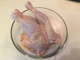 1、中式鸡肉沙拉,鸡全腿洗净沥干