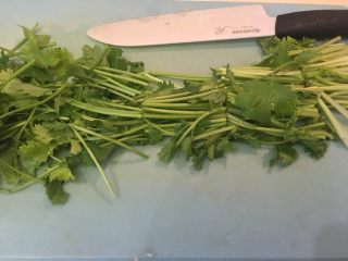 7、中式鸡肉沙拉,香菜去蒂洗净切成段