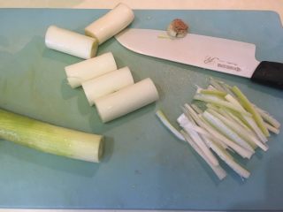 8、中式鸡肉沙拉,京葱取白色部分切段后再切丝