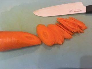 10、中式鸡肉沙拉,红萝卜切片再切丝