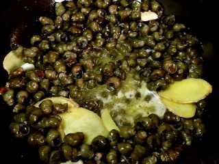 1、唆螺！,热锅热油，下姜片蒜片，煸香，下螺蛳，煸炒一会儿，放料酒或啤酒，没过螺蛳，加盖闷5分钟。以前老是做不好这道菜，总觉得少个味道，后来才发现没有焖盖！