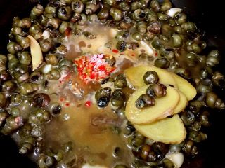 2、唆螺！,放自制辣椒酱，盐半汤匙，糖一汤匙，也可以放些绿辣椒，纯粹好看????，加水或老汤没过螺蛳加盖煮至剩半锅水