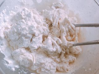 2、家庭自制凉皮,加入适量水，慢慢加，一边加一边用筷子搅拌，直至所有面粉成絮状